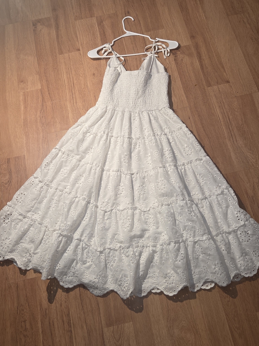 Simplee White Eyelet Halter Maxi Dress Tiered Scalloped Boho Medium